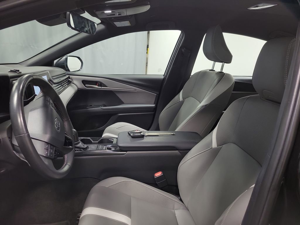 Used 2025 Toyota Camry SE w/ Convenience Package FWD image 12