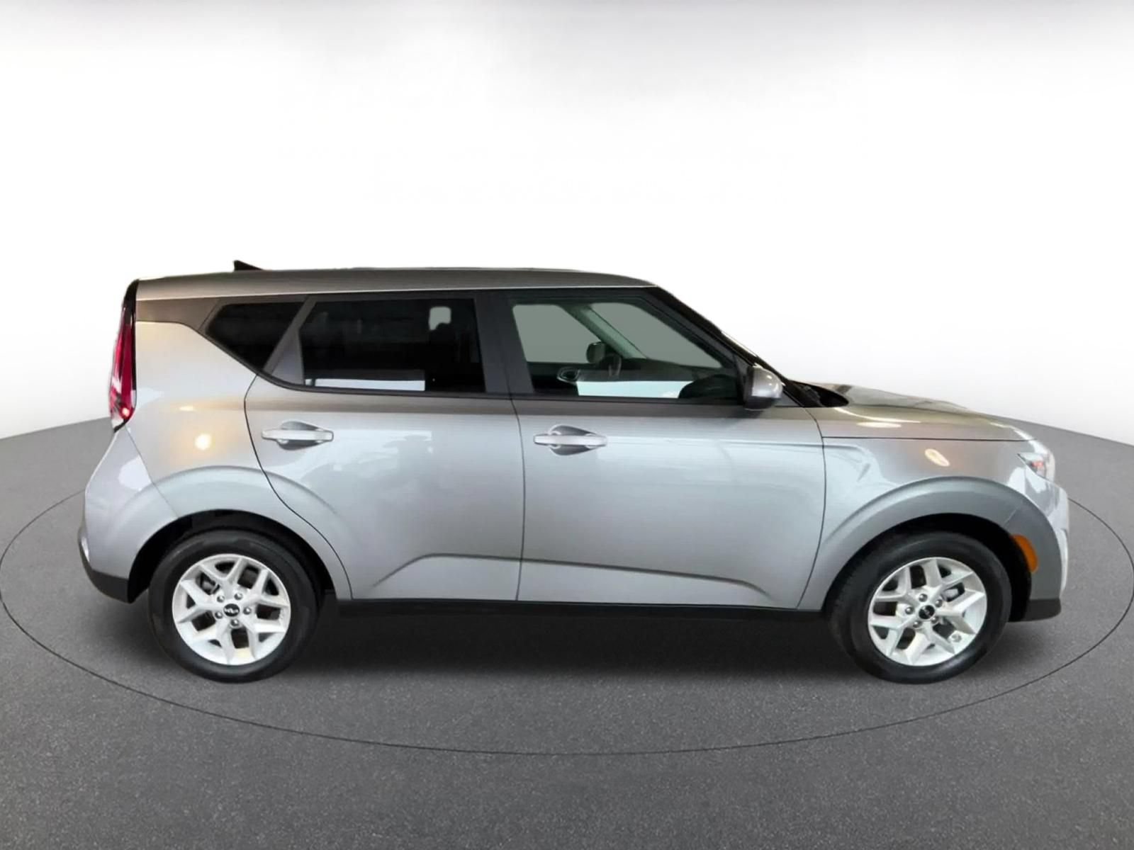 Used 2025 Kia Soul LX w/ LX Technology Package FWD image 15