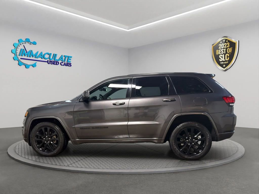 Used 2017 Jeep Grand Cherokee Altitude image 2