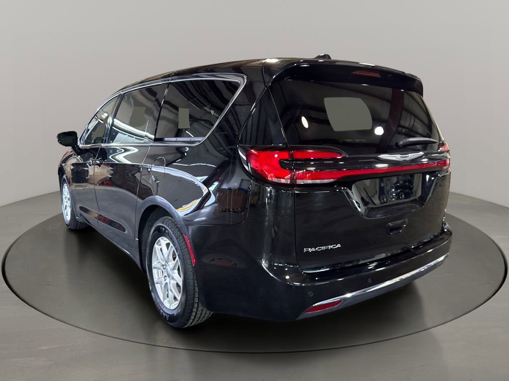 Used 2025 Chrysler Pacifica Select image 5