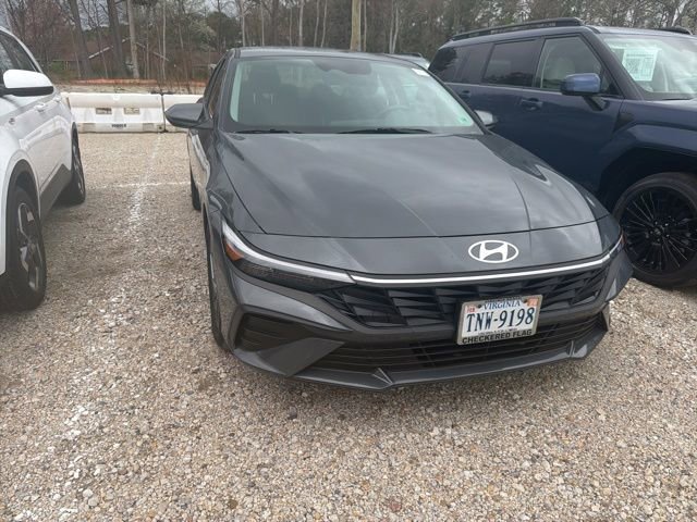 Used 2025 Hyundai Elantra Blue image 2