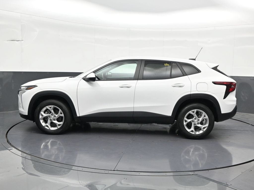 Used 2024 Chevrolet Trax LS w/ LS Convenience Package FWD image 2
