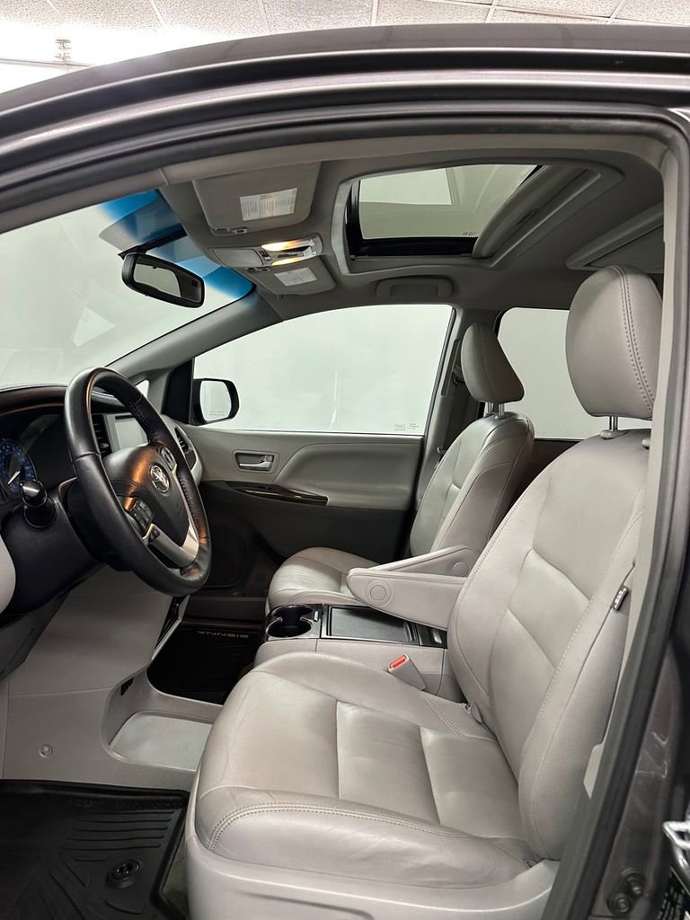 Used 2017 Toyota Sienna XLE Premium w/ Outdoor Package AWD/4WD image 11
