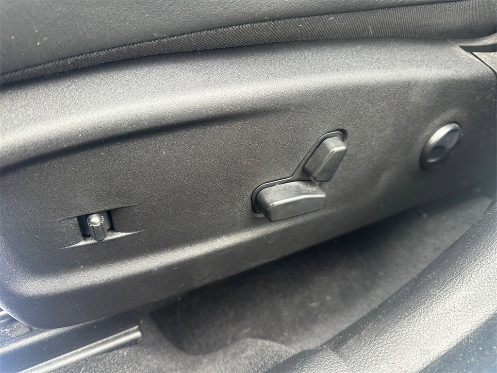 Certified 2023 Chrysler 300 C image 29