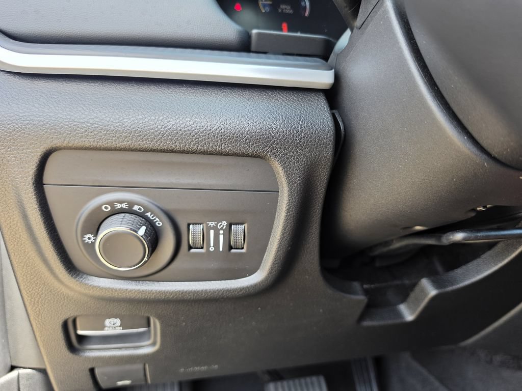 Used 2023 Jeep Grand Cherokee Altitude RWD image 23