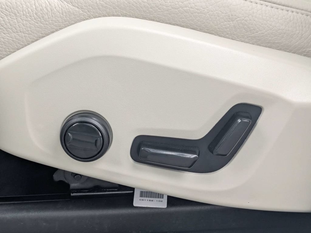 Certified 2023 Volvo XC90 T8 Plus AWD/4WD image 28