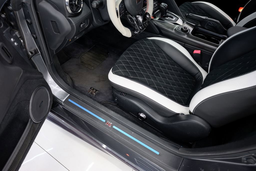 Used 2018 Nissan GT-R Premium image 37