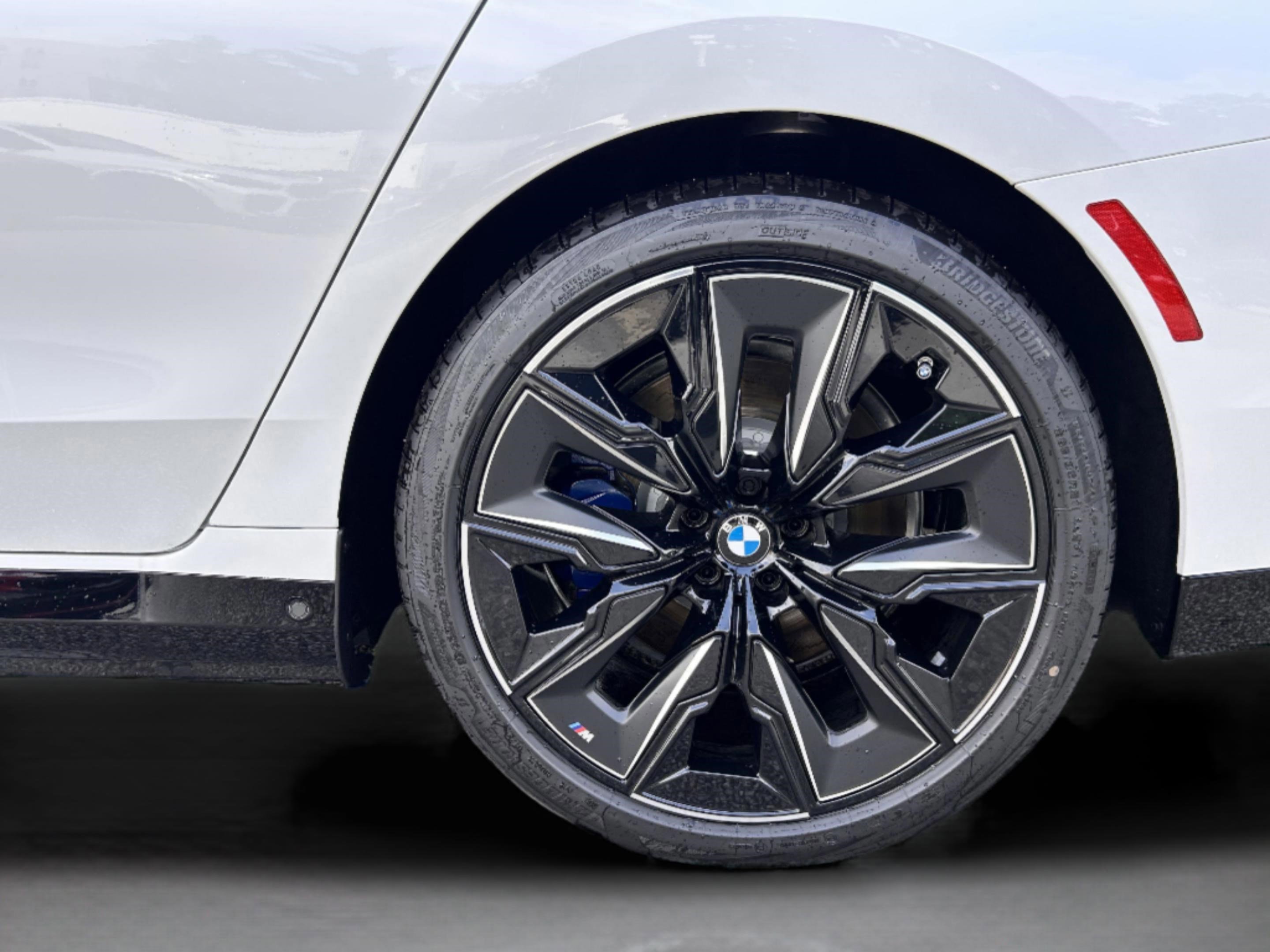 Used 2025 BMW 750e xDrive w/ Executive Package image 8