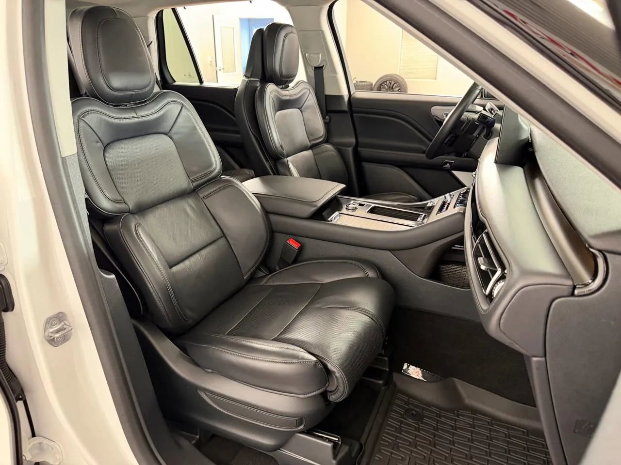 Used 2025 Lincoln Aviator Reserve w/ Equipment Group 201A AWD/4WD image 46