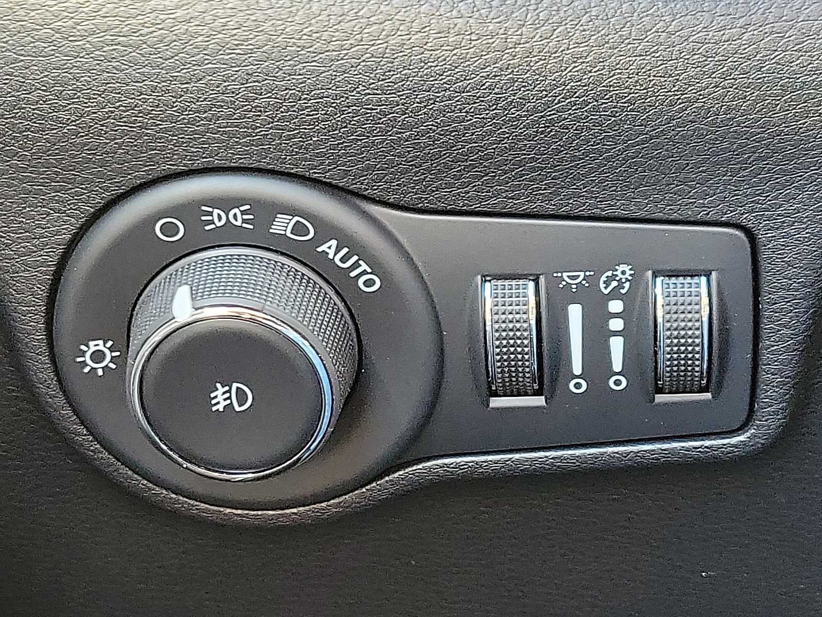 Used 2024 Jeep Compass Latitude w/ Sun and Sound Group image 23