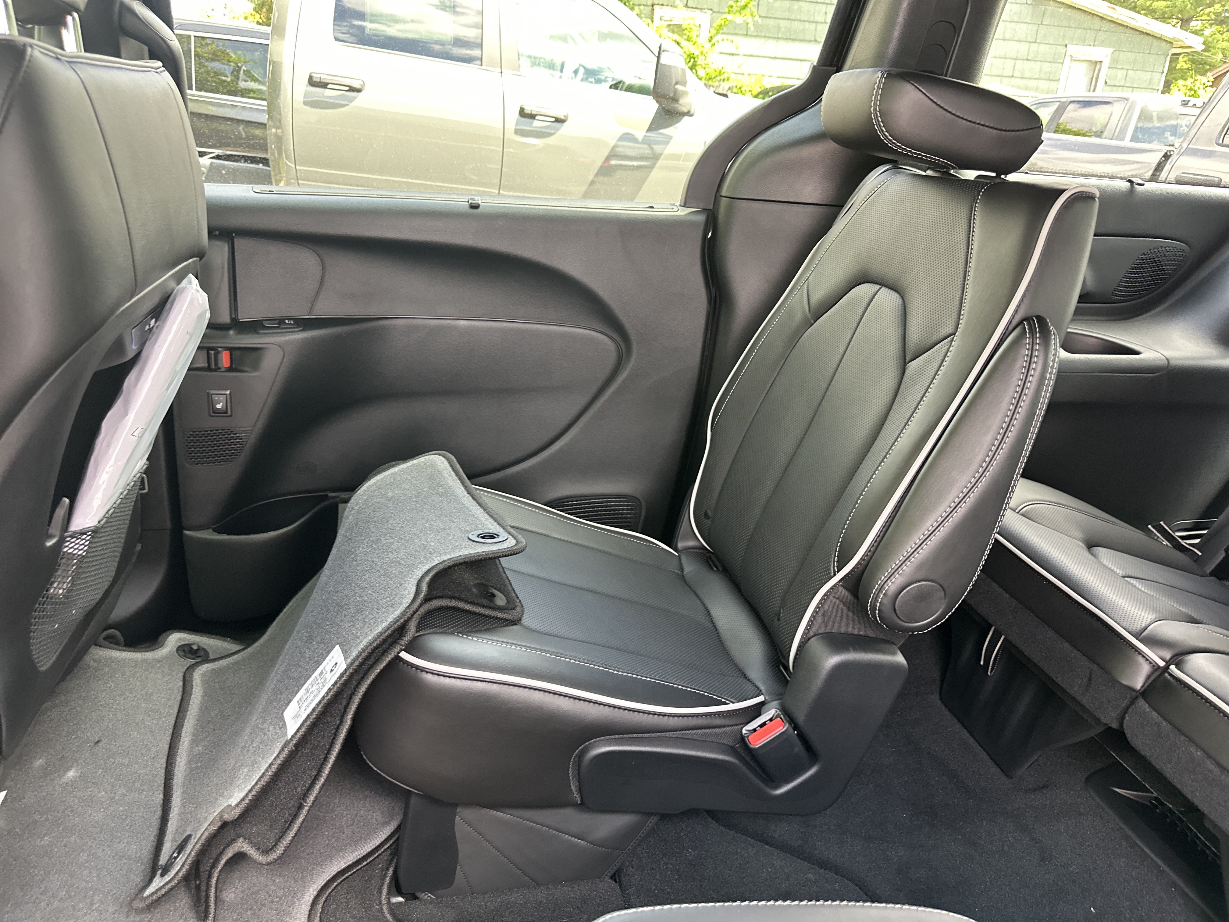 New 2027 Chrysler Pacifica Limited w/ Family Tech Group FWD image 26