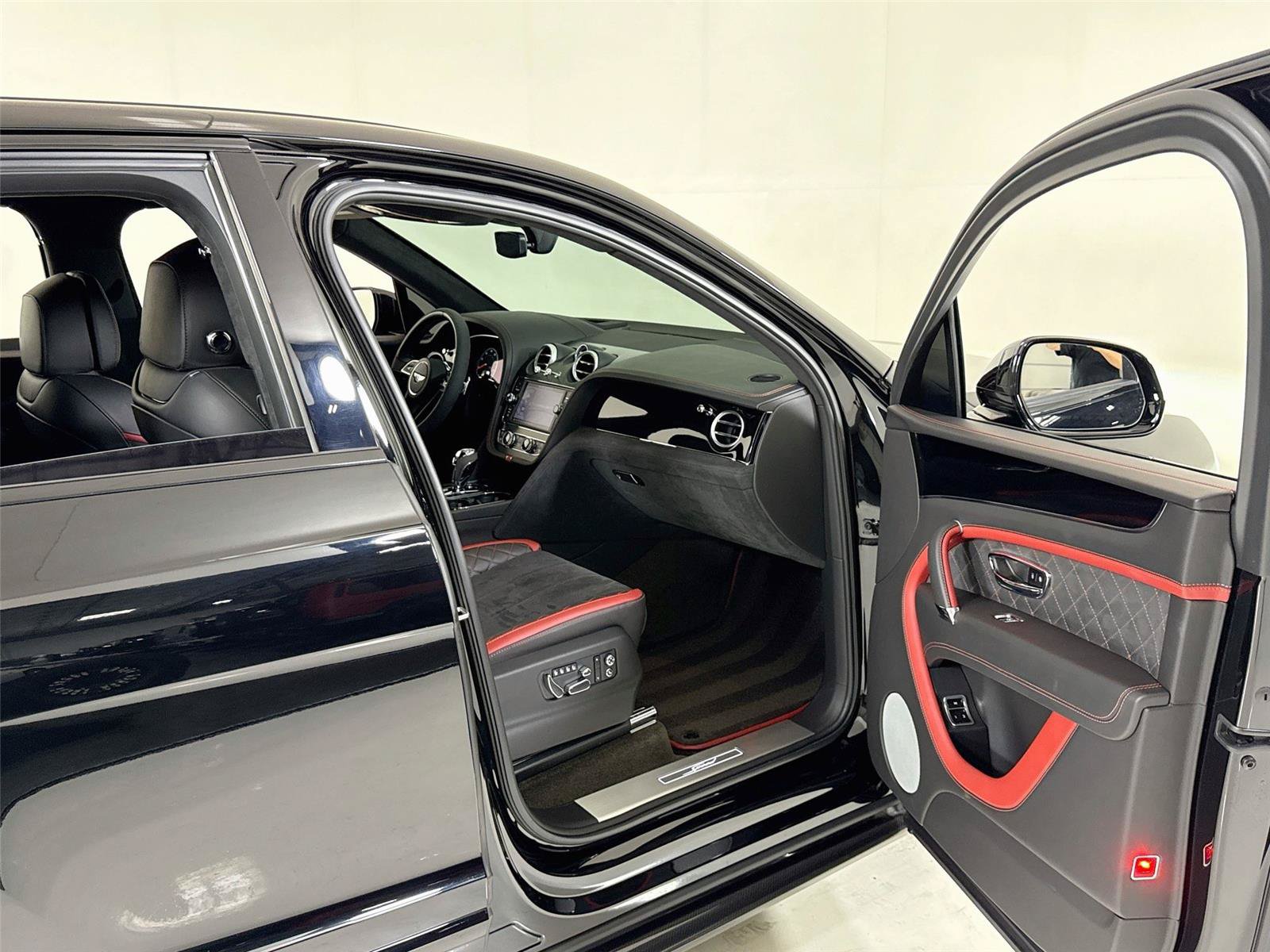 Used 2020 Bentley Bentayga Speed AWD/4WD image 34