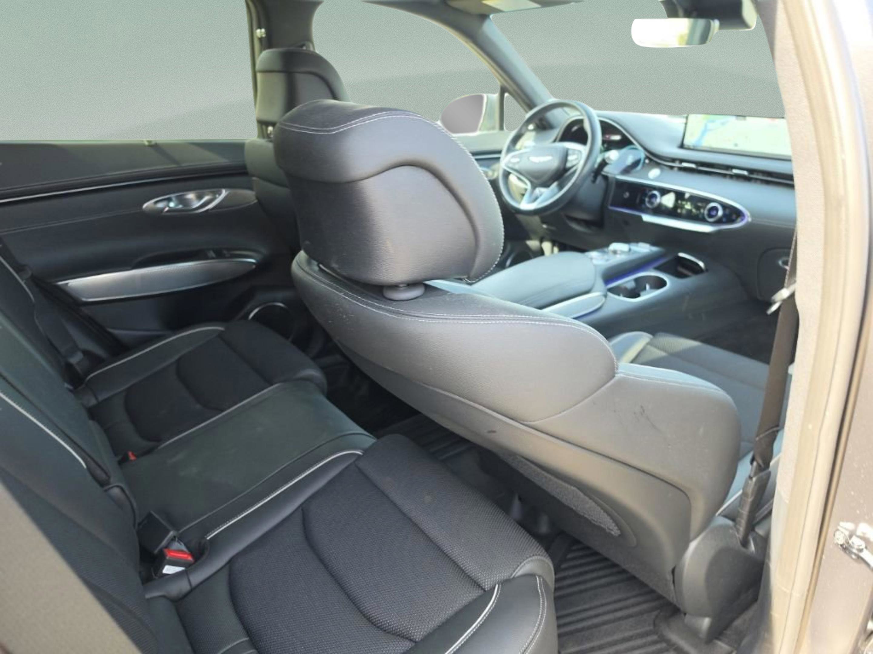 Used 2024 Genesis GV70 2.5T w/ Sport Prestige Package image 9