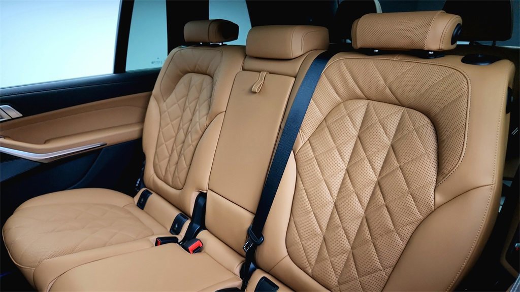 Used 2025 BMW X7 xDrive40i w/ M Sport Package image 42