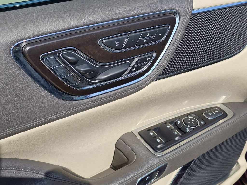 Used 2017 Lincoln Continental Select FWD image 18