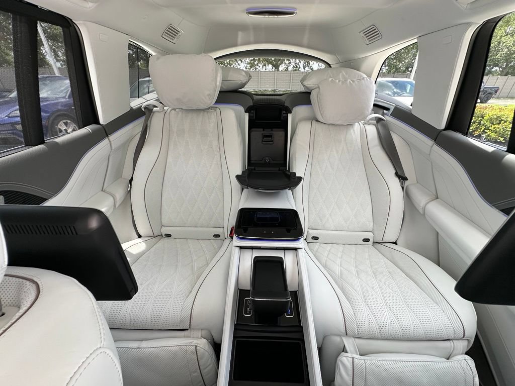 Used 2025 Mercedes-Benz Maybach GLS 600 4MATIC image 43