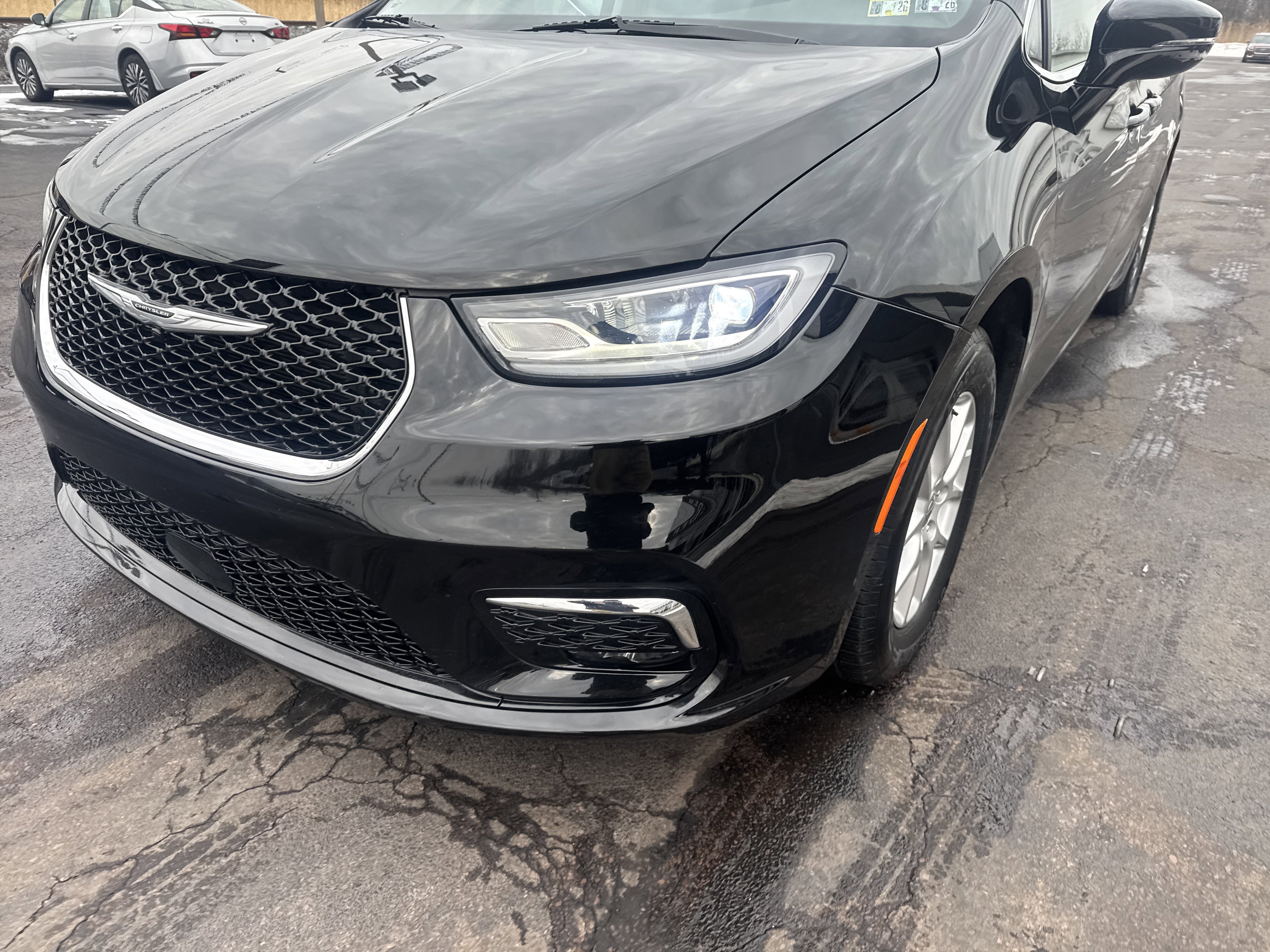 Used 2024 Chrysler Pacifica Touring-L image 10