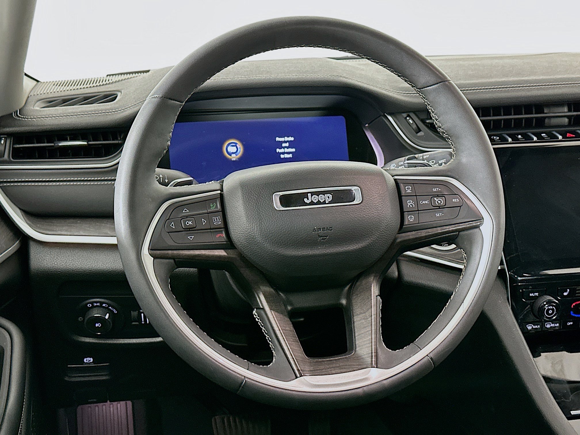 Used 2023 Jeep Grand Cherokee L Limited AWD/4WD image 18