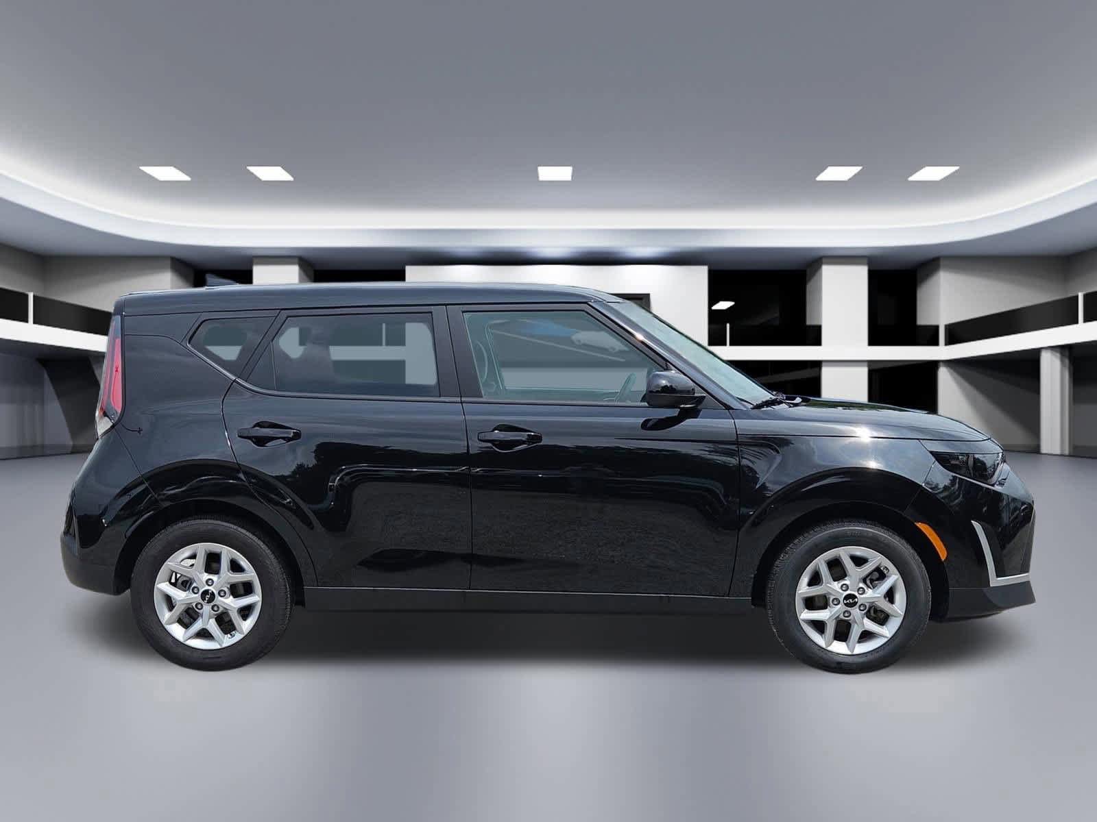 Certified 2025 Kia Soul LX w/ LX Technology Package FWD image 6