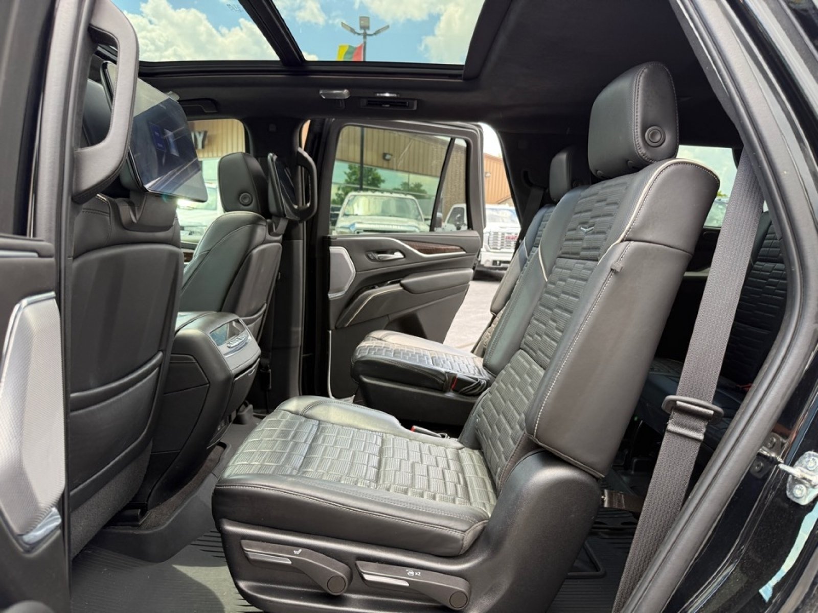 Used 2022 Cadillac Escalade Sport Platinum w/ LPO, ONYX Package AWD/4WD image 31
