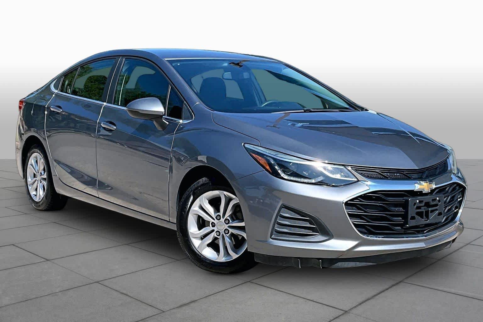 Used 2019 Chevrolet Cruze LT w/ Convenience Package FWD image 3