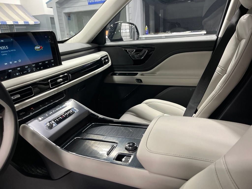 Used 2025 Lincoln Aviator AWD w/ Jet Appearance Package image 18