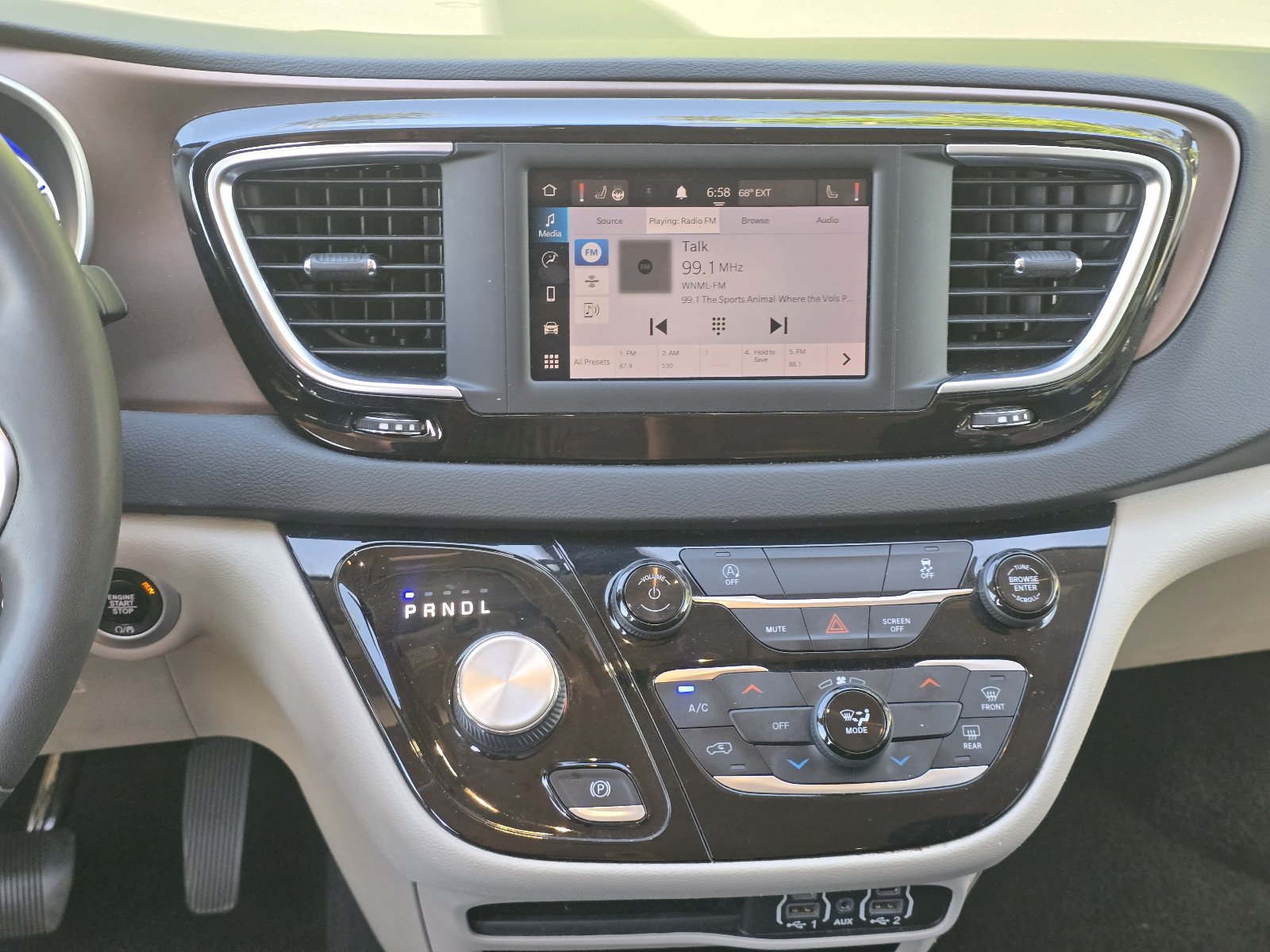 Used 2022 Chrysler Voyager LX FWD image 16