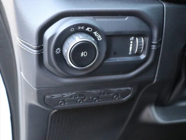 Used 2025 Jeep Wrangler Sahara image 30