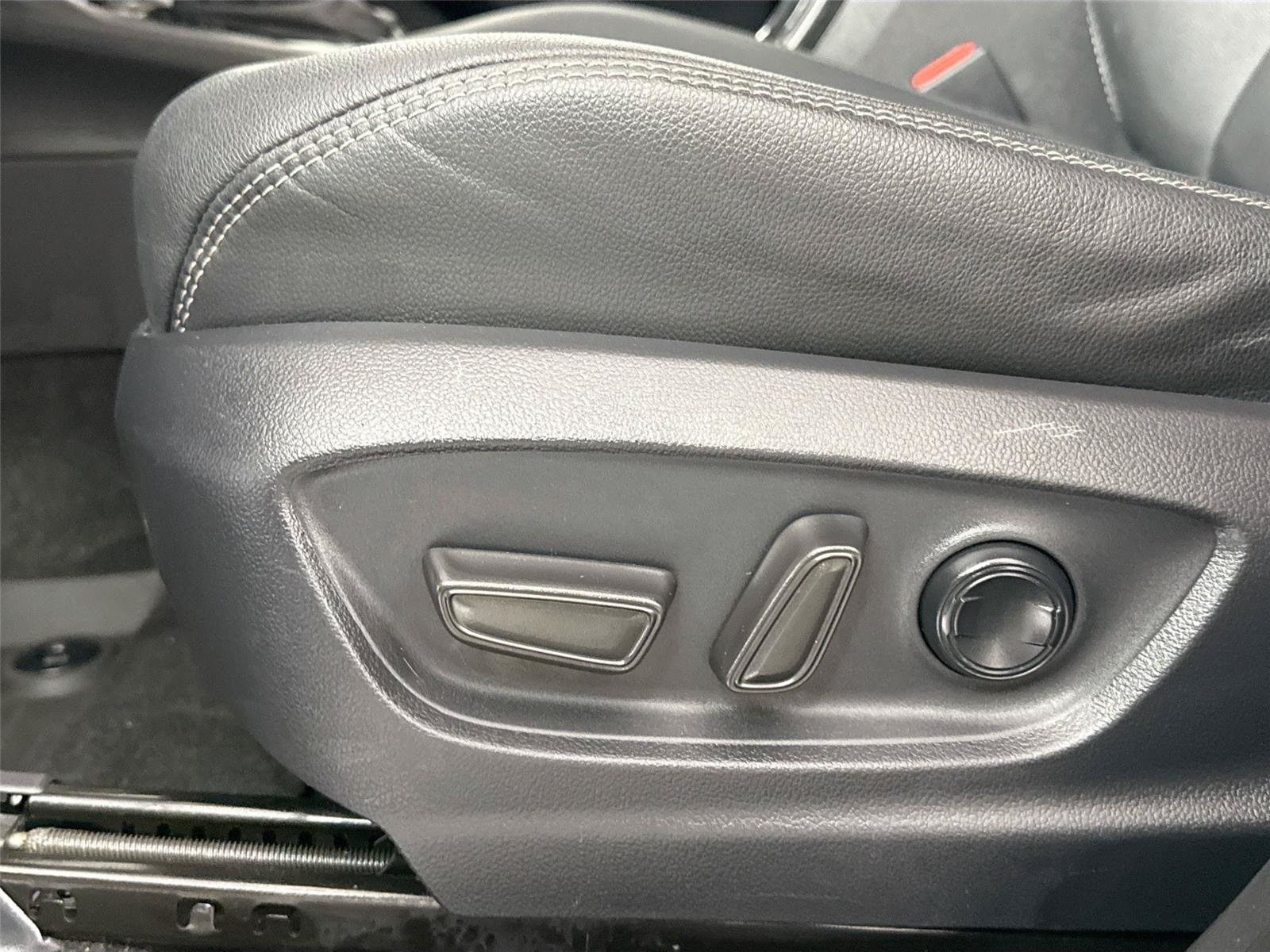 Certified 2025 Toyota Corolla Cross XLE FWD image 28