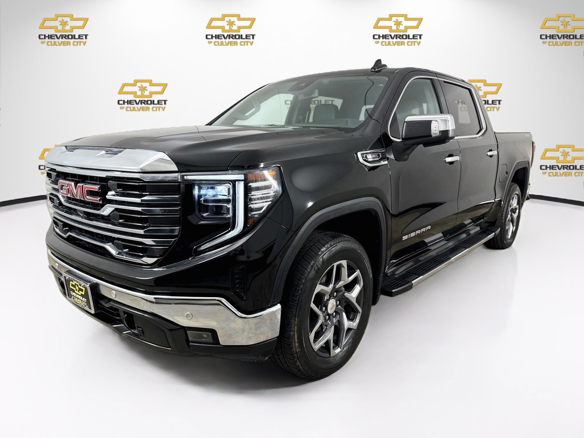 Used 2023 GMC Sierra 1500 SLT w/ SLT Premium Plus Package AWD/4WD image 3