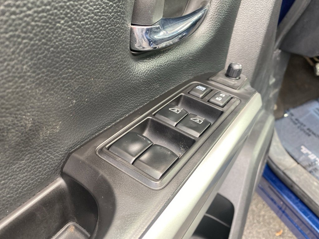 Used 2018 Nissan Titan SV image 12