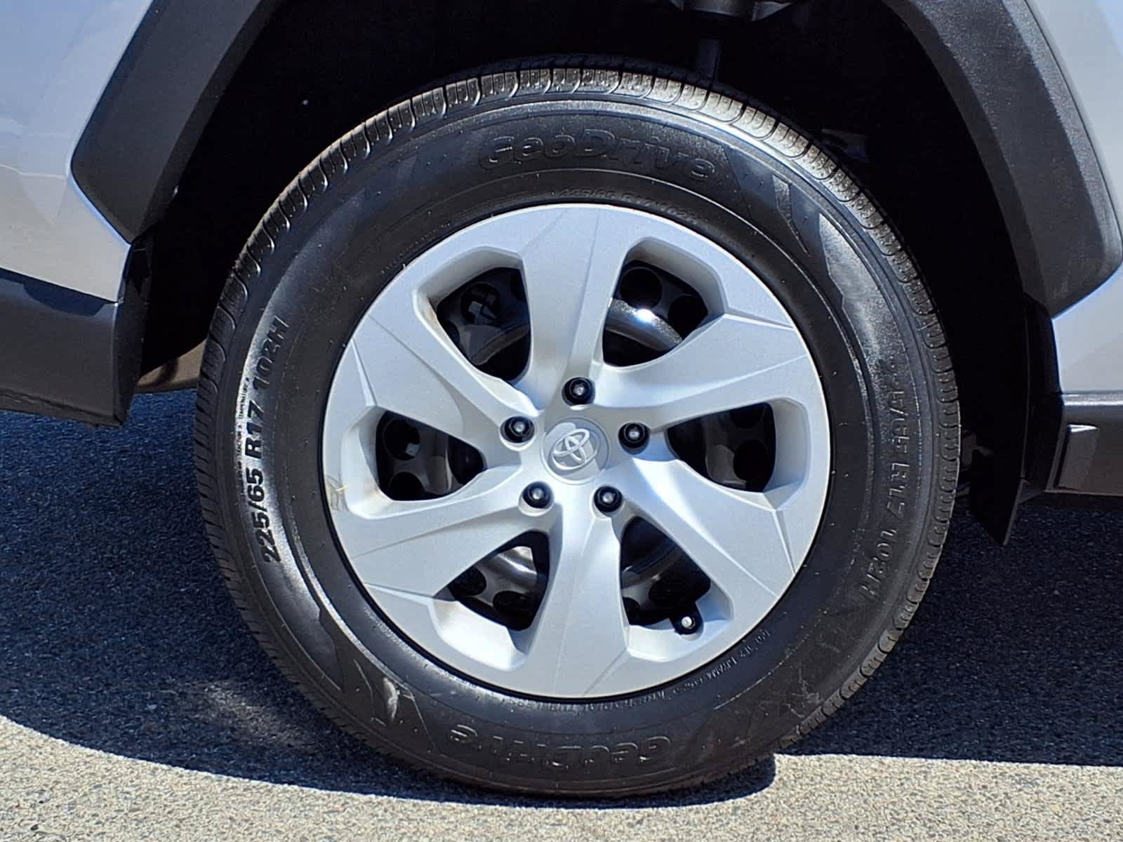 Used 2024 Toyota RAV4 LE FWD image 7