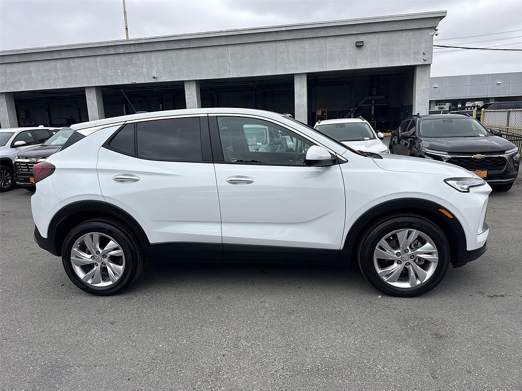 Used 2025 Buick Encore GX Preferred FWD image 2
