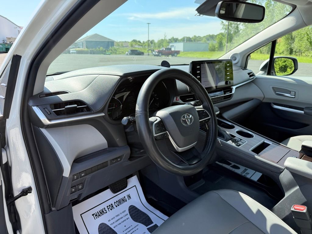 Used 2022 Toyota Sienna XLE w/ XLE Plus Package FWD image 25