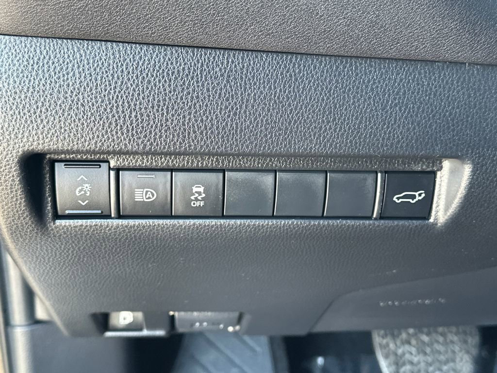 Used 2023 Toyota Venza LE image 21