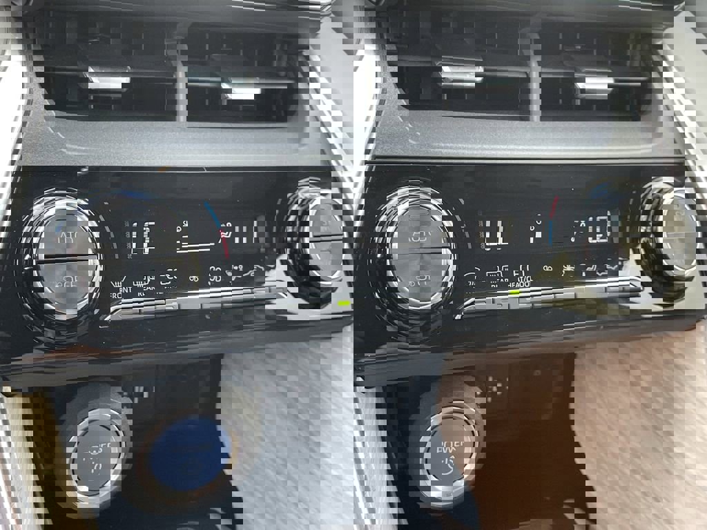 Used 2021 Toyota Venza XLE w/ Softex Package image 23