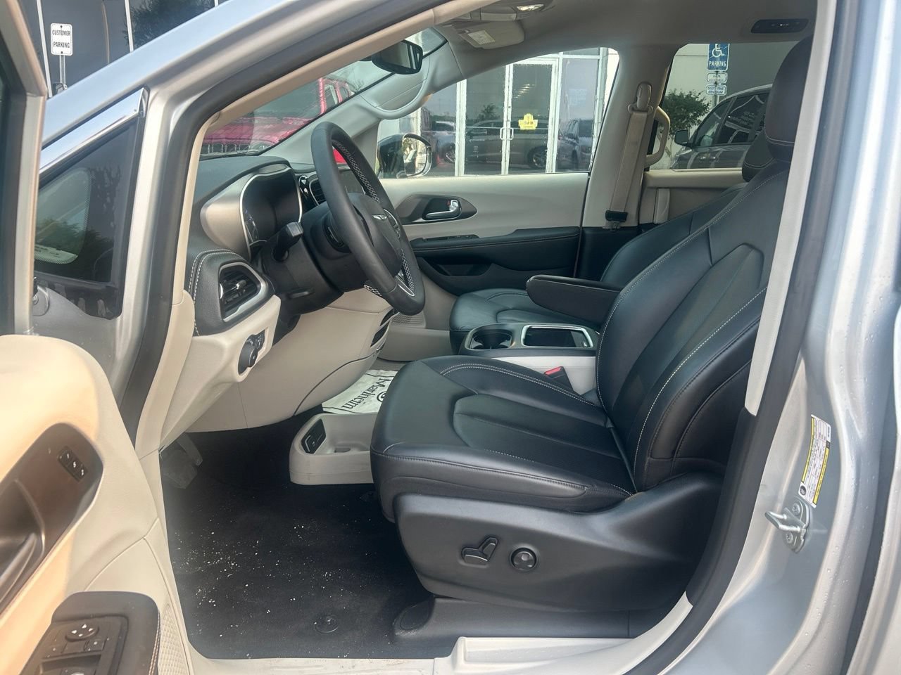 Used 2024 Chrysler Pacifica Touring-L w/ Uconnect Theater Family Group FWD image 11