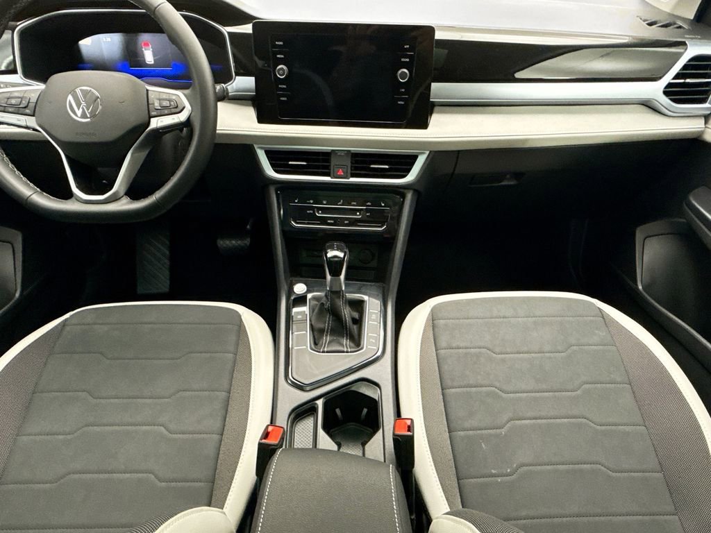 Used 2025 Volkswagen Taos SE w/ Panoramic Sunroof Package image 13