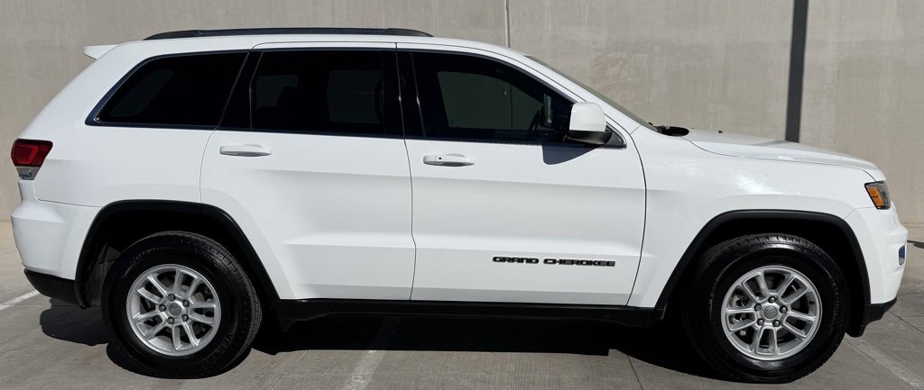 Used 2020 Jeep Grand Cherokee Laredo image 3