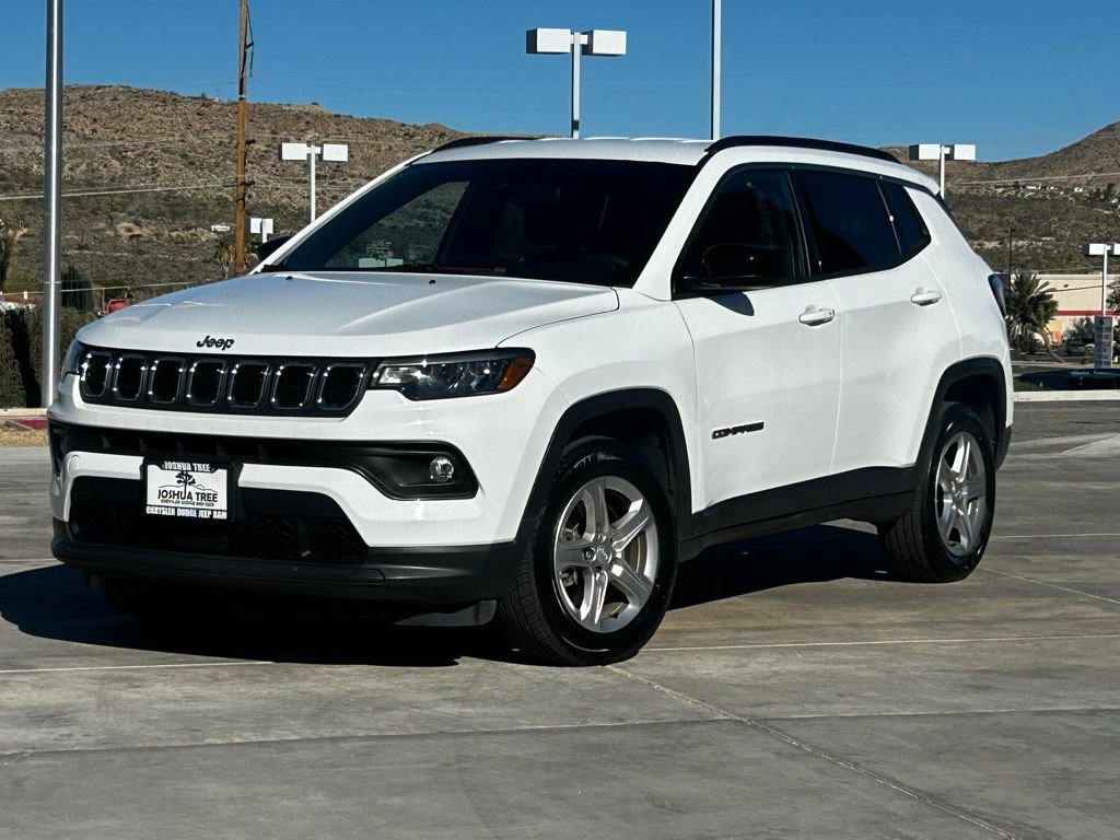 Used 2023 Jeep Compass Latitude image 3