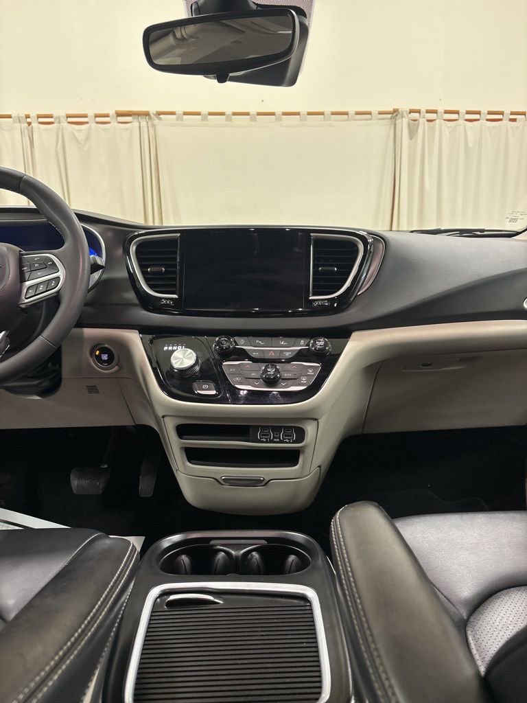 Used 2024 Chrysler Pacifica Touring-L FWD image 18