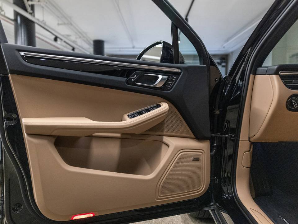 Certified 2026 Porsche Macan AWD/4WD image 24