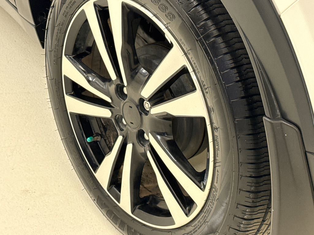 Used 2018 Nissan Kicks SR image 10