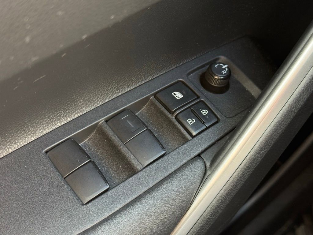 Used 2023 Toyota Corolla Cross LE w/ Moonroof Package image 28