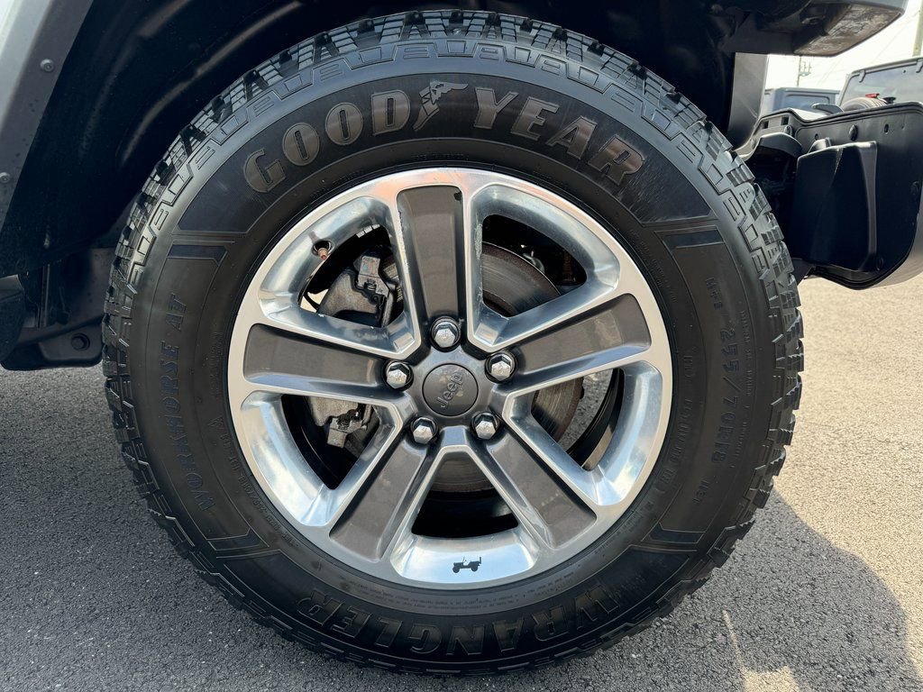 Used 2020 Jeep Wrangler Unlimited Sahara image 11