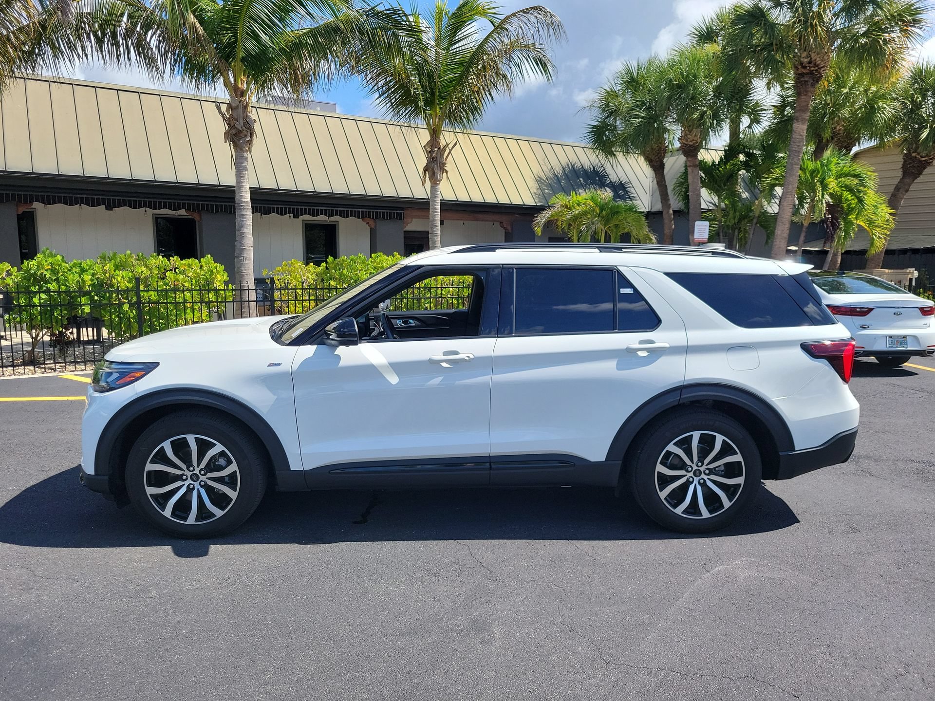 Used 2025 Ford Explorer ST-Line w/ Premium Package RWD image 8
