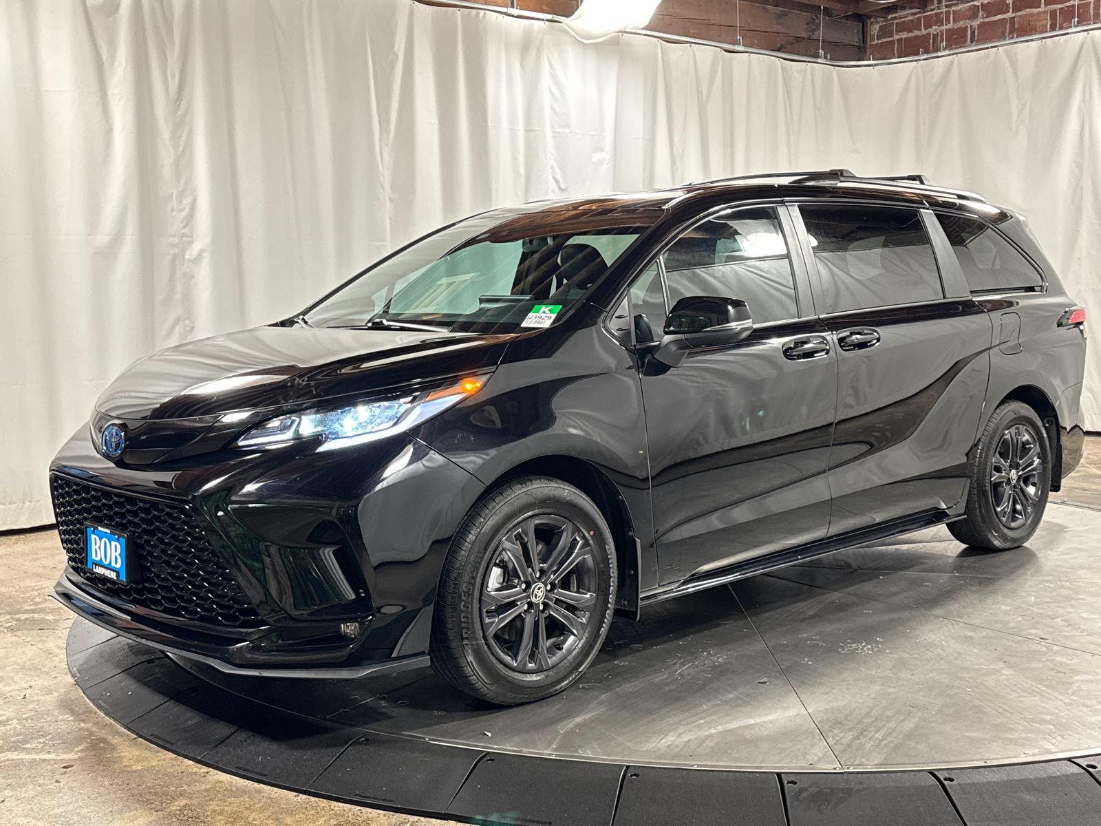 Used 2025 Toyota Sienna XSE w/ XSE Premium Package AWD/4WD video 1