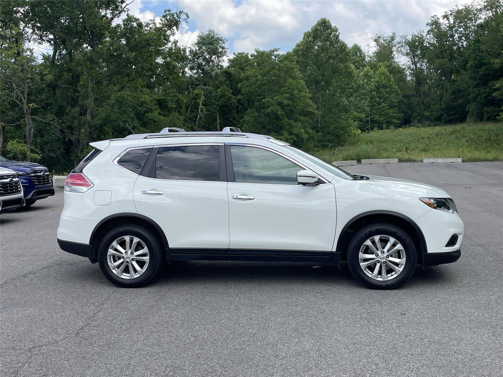 Used 2016 Nissan Rogue SV w/ SV Premium Package AWD/4WD image 6