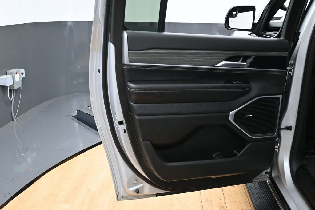 Used 2024 Jeep Wagoneer L Series II RWD image 39