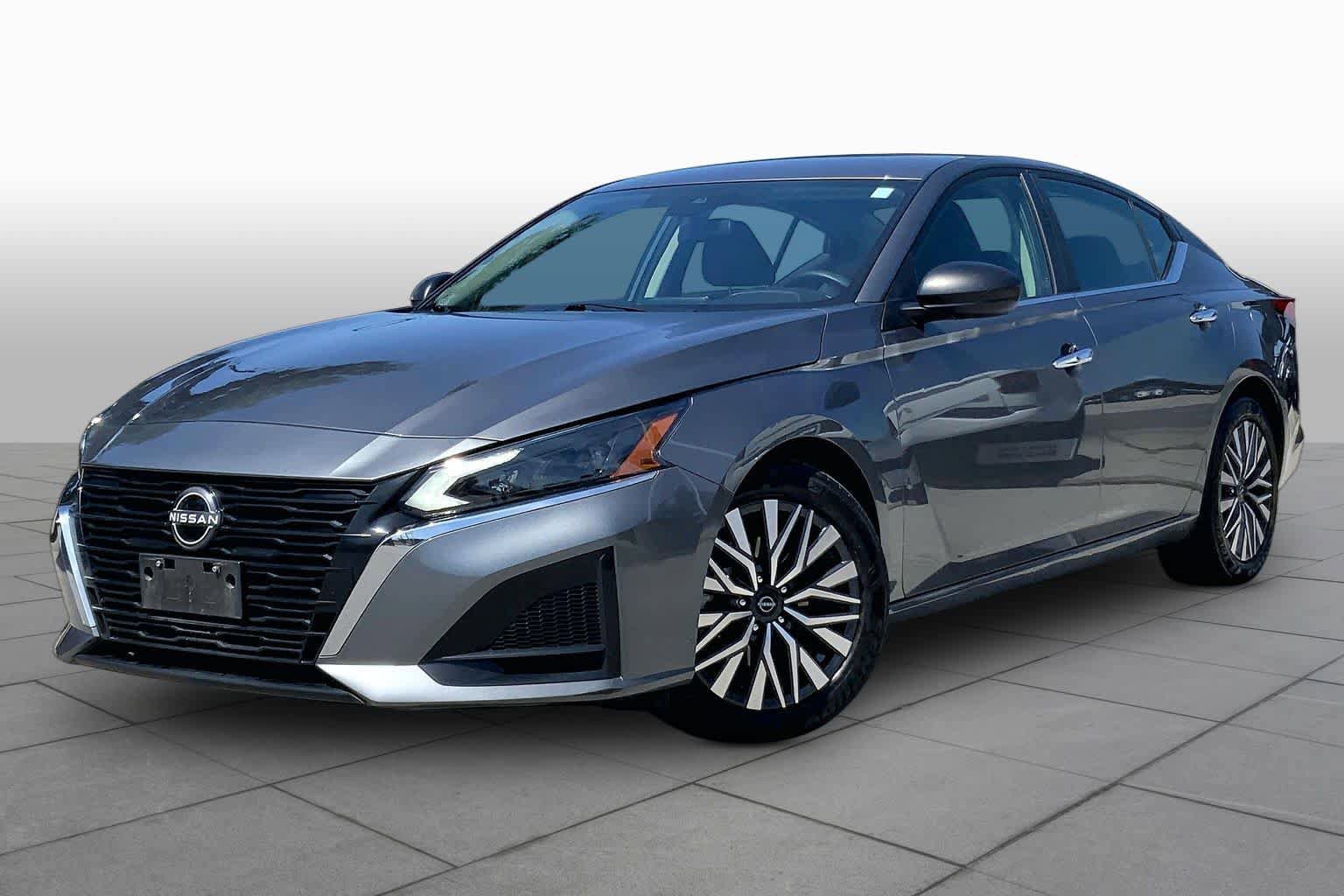 Used 2024 Nissan Altima 2.5 SV FWD image 2